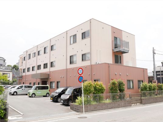 明るい外観の建物