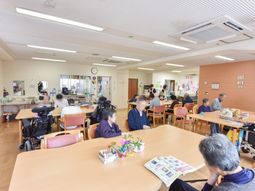 明るい多目的空間