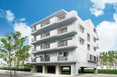 白い外壁の建物