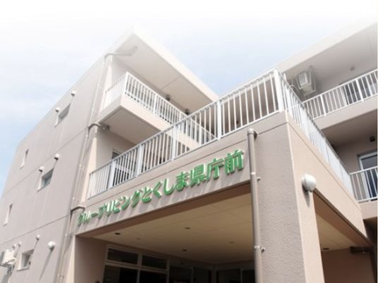 明るい外観の建物入口