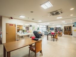 広々としたラウンジ空間