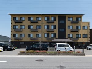黄色い建物の外観