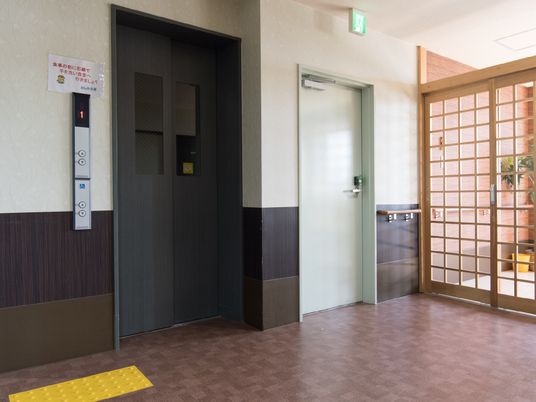 廊下のエレベーターと扉