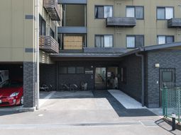 入り口と建物の外観