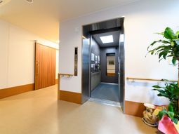 清潔な廊下とエレベーター