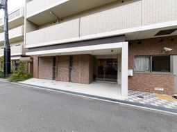 清潔感ある建物のエントランス