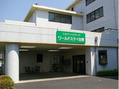 白い建物のエントランス