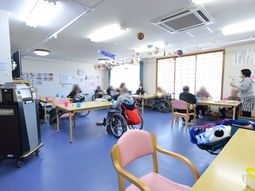 明るい多目的室の風景