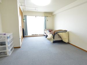 明るく広々とした居室
