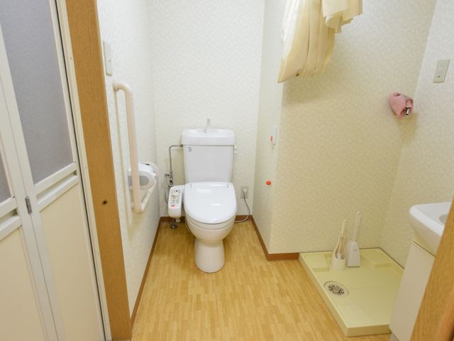 バリアフリー設計のトイレ