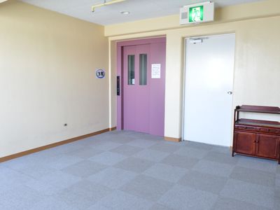 廊下の角とドア