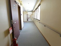 長い廊下と窓の光景