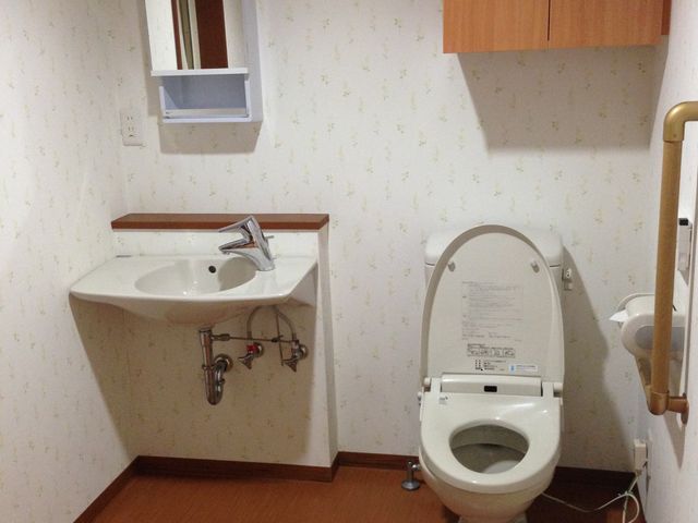 トイレの清潔な空間 トイレ 手すりが設置されたトイレです。バリアフリー設計で、安心してお使いいただける環境が整っています。