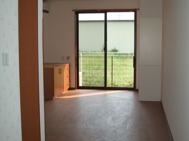 広々とした明るい居室 居室２ ゆったりとした空間の居室です。窓から自然光が差し込み、明るく開放的な雰囲気でお過ごしいただけます。