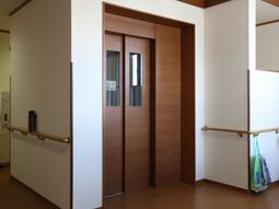 手すり付きの明るい廊下