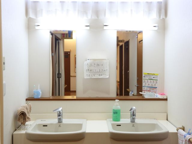 清潔な洗面台の風景 洗面台 手入れが行き届いた洗面スペースです。利用者の身だしなみを整える場として清潔感が保たれています。