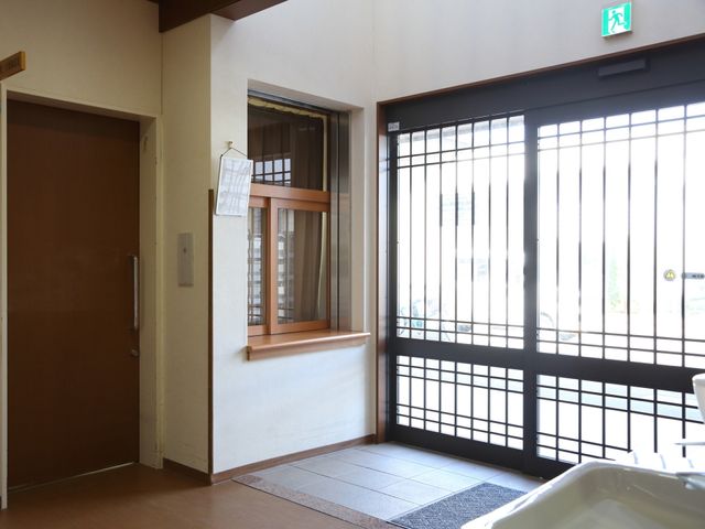 和風の明るいエントランス 玄関 伝統の和の趣を感じる入口は、訪れる人々を温かく迎え入れます。明るく開放感のあるこの空間で、新たな一日を穏やかにスタートできます。
