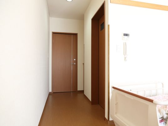 明るい廊下と部屋の入口