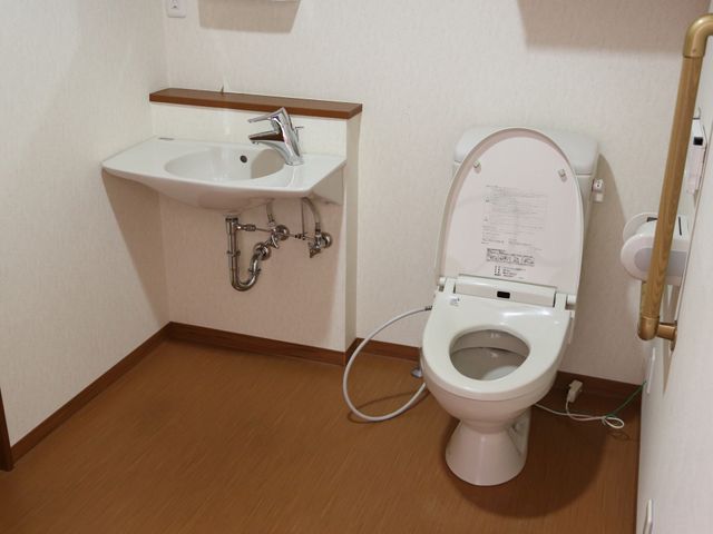 清潔なトイレスペース トイレ 手すり付きで安全を考慮した設計のトイレです。お手入れがしやすい造りになっており、衛生面でも安心です。