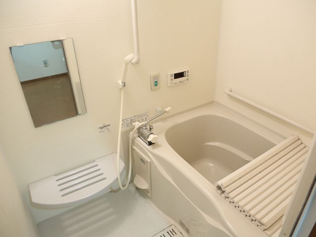 バリアフリー設計の浴室 浴室 手すりや座席を備えた安全に配慮された清潔な浴室です。快適な入浴時間をサポートします。