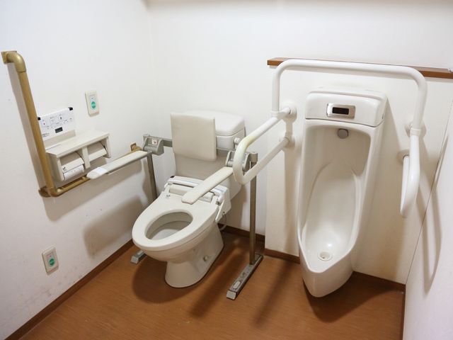 バリアフリー対応トイレ トイレ 手すり付きで安全に配慮された清潔なトイレです。すべての人が快適にご使用いただけるよう、広々とした設計になっています。
