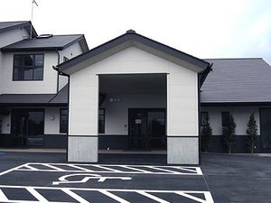 施設の正面玄関外観  