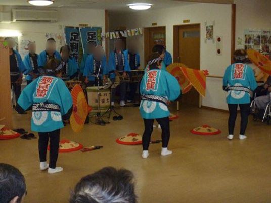 祭り衣装で踊る人たち