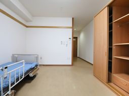 明るい居室の様子