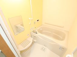 明るい単色の浴室