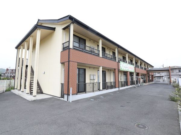 明るく広い施設の外観