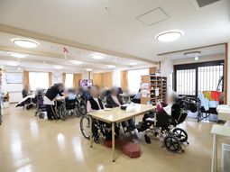 明るい居室の様子