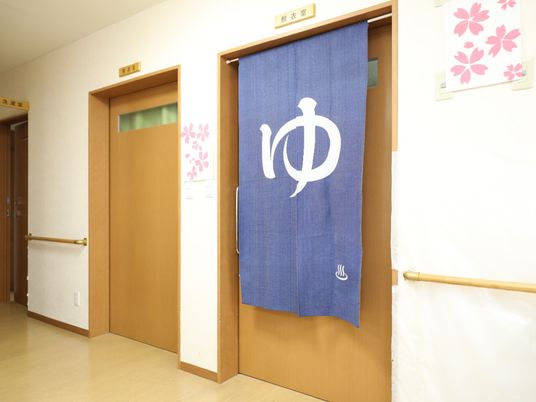 暖簾のある木製ドア