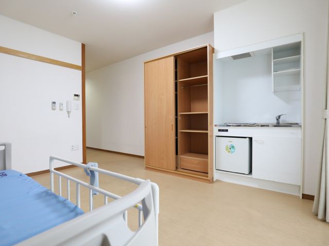 居室の整った空間 居室 快適な個室で、収納スペースや小さなキッチン付きです。入居者の方々が豊かな生活を送れるよう、工夫された設計になっております。