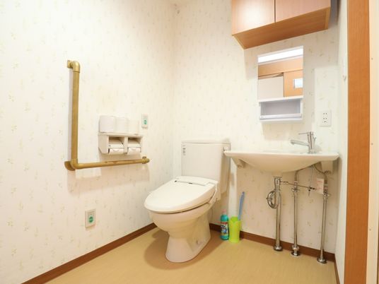 バリアフリーのトイレ空間