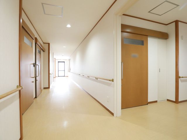 廊下の明るい光景 通路 ゆったりとしたスペースが確保された廊下です。手すりが設置されており、歩行に不安のある方も安心して移動できます。