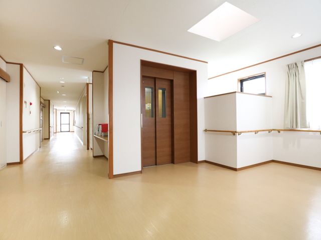 清潔感ある廊下空間 エレベーター 手すりのある明るい廊下が、日々の移動をサポートしています。安全かつ快適な環境でのお仕事をお考えなら、ぜひご検討ください。
