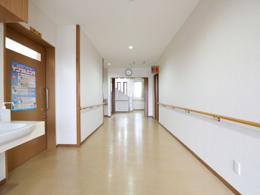 壁に手すりのある廊下