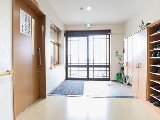 玄関エリアの明るい景色