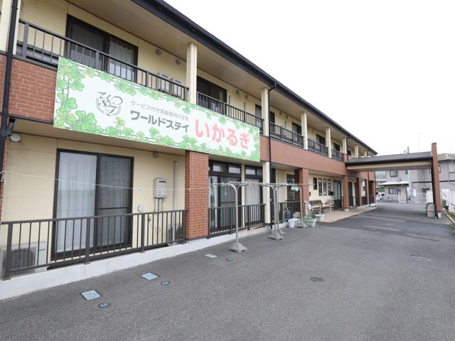 施設の明るい外観 外観 広々とした敷地内に建つ、清潔感のあふれる建物が印象的です。快適な就業環境をお探しの方にご注目いただきたい空間です。