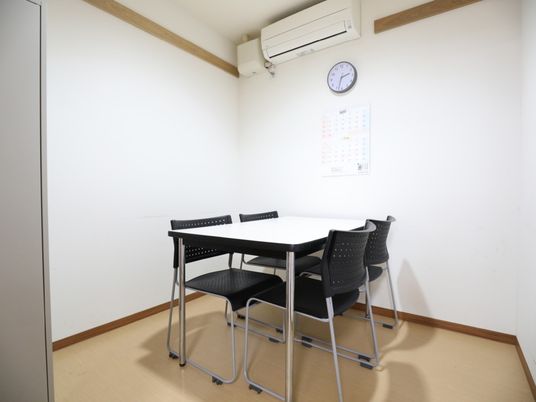 シンプルな会議室