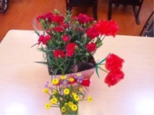 テーブルの上の花瓶と花 創作 明るい食事のスペースに飾られた花は、居心地の良さを一層引き立てています。