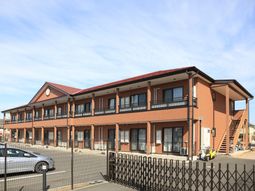 赤茶色の建物の外観