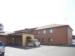 赤茶色の建物と駐車場