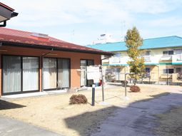 赤い屋根の明るい外観