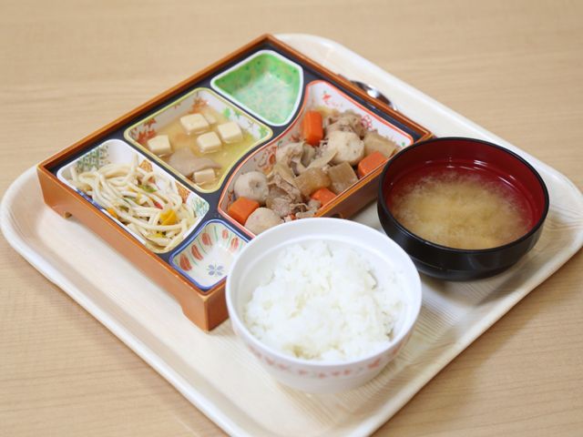 バランスの良い食事提供 食事 栄養満点の食事を提供しており、元気で健康な毎日をサポートします。お米のほかに、様々なおかずが並び、色とりどりの食事時間を過ごせます。