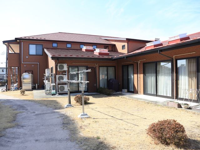 赤茶けた屋根の平屋建て テラス 日差しをたっぷりと取り入れる、明るい赤茶けた平屋建てです。心地よい開放感が、ご来訪される皆様を温かく迎えます。
