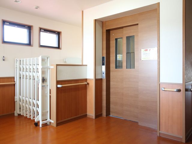明るい廊下の出入口 エレベーター ゆったりとした廊下には、車椅子の方も楽に通れる出入口と広々とした待合スペースが整っています。