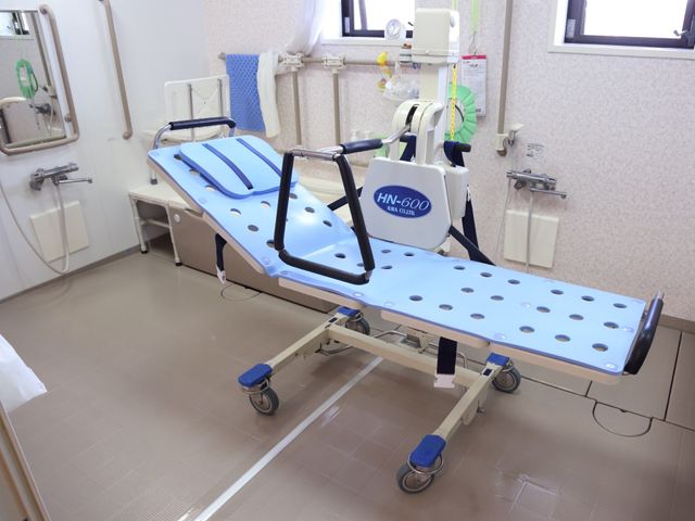 訓練用ベッド浴室内 機械浴室 訓練をサポートする最新機器が整った清潔な空間です。日々のケア向上に努める環境をご体感ください。