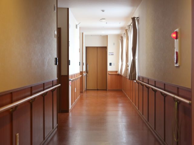 清潔感のある廊下 廊下 ゆったりとした空間が広がる廊下です。手すりが設置されており、歩行に安心感を提供しています。