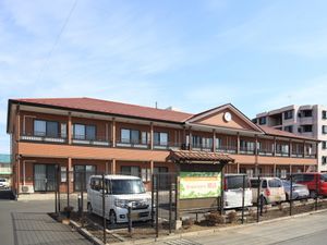 赤い屋根のきれいな外観
